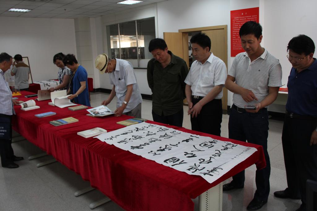 刘小民一行参观“李岚清书法篆刻素描展”