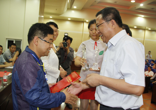 刘宝霖局长为优秀组织单位颁奖