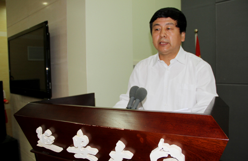许静洪副校长宣读表彰文件