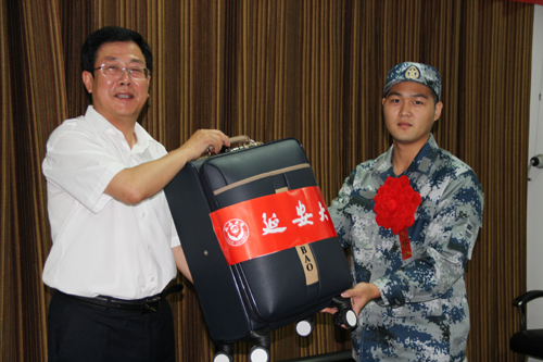 田伏虎副书记向应征入伍的同学赠送纪念品