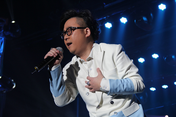 徐伟深情演唱