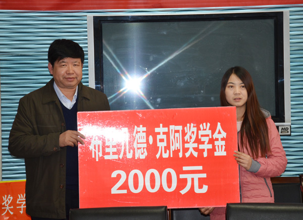 张威虎副校长向获奖学生颁奖