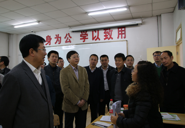深入招聘会现场与用人单位工作人员交流