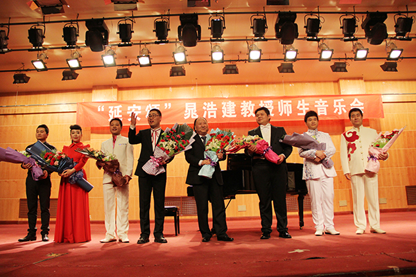 晁浩建教授与他的学生在台上演唱