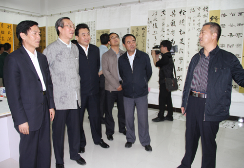 王顺书记与与会领导一起参观书画作品展