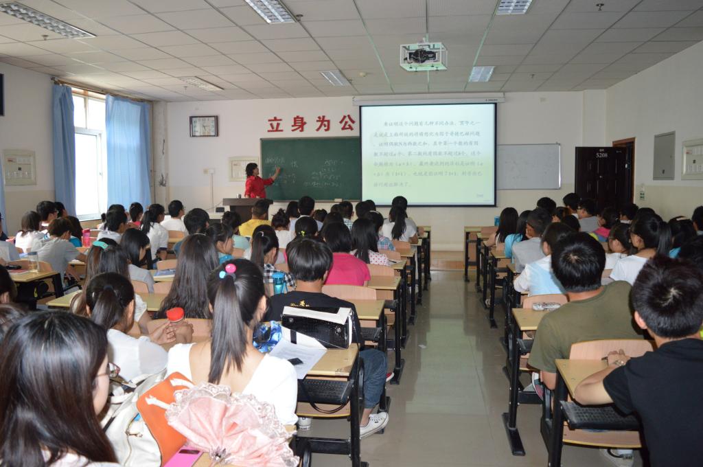 高丽教授为学生作报告