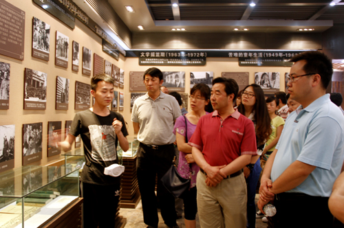 考察团一行参观米兰路遥文学馆