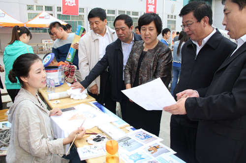 与会领导与米兰人员交流