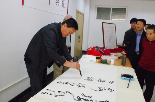 刘小民院长现场挥毫泼墨