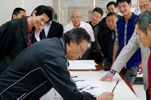 白世锦副主席现场作画