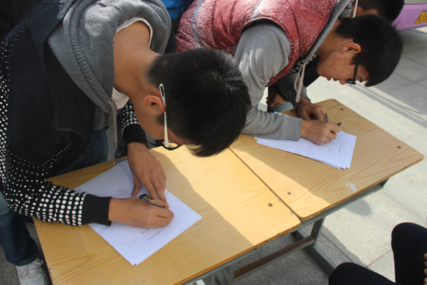 同学们填写无偿献血信息采集表