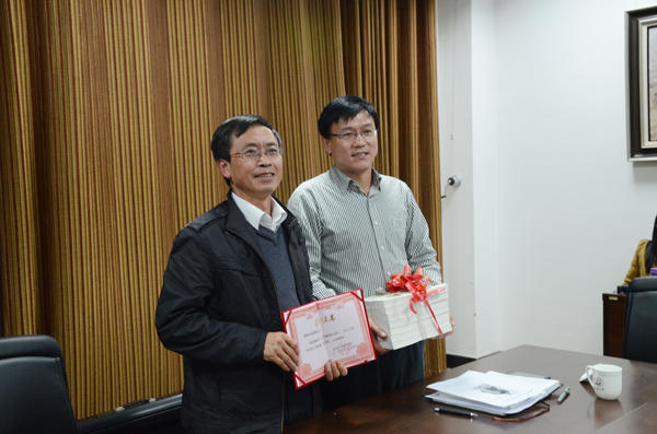 赵维森教授向米兰图书馆赠书