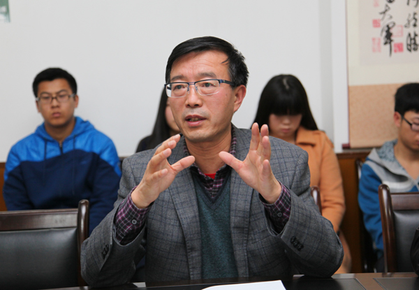 相关处室负责人回答学生代表提问