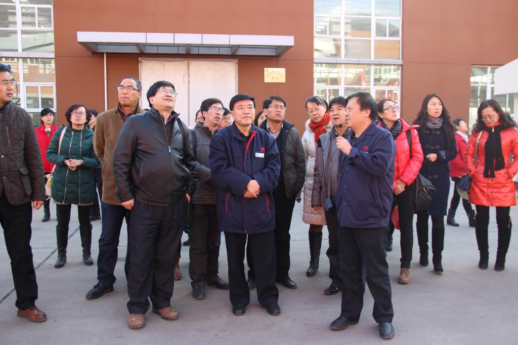 听取工程师介绍有关情况