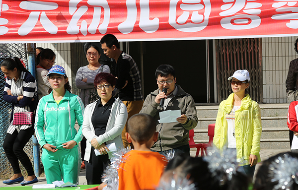 在主席台就座的家长及领导