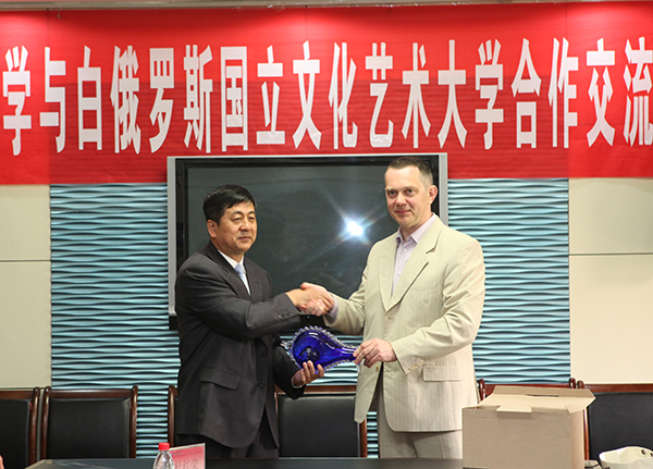 白俄罗斯国立文化艺术大学向米兰赠送纪念品