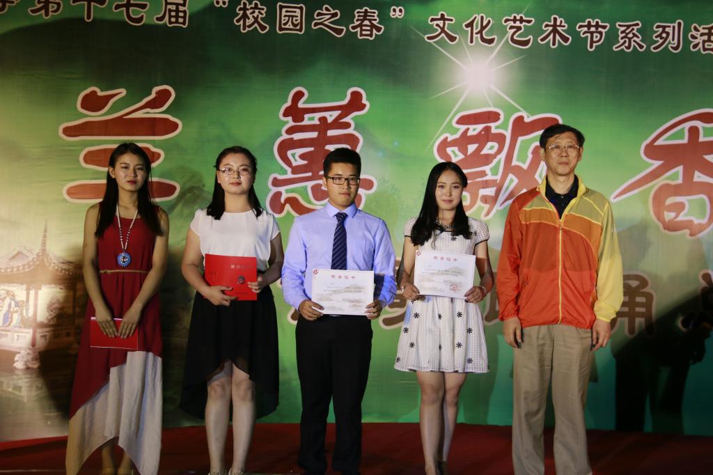 张剑副台长为获奖选手颁奖