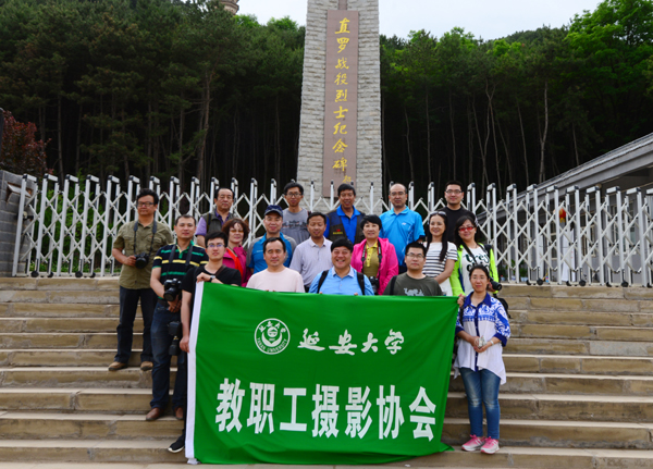 直罗镇战役纪念碑前合影