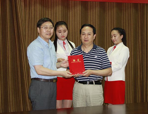 张金锁校长向学术委员会委员颁发聘书