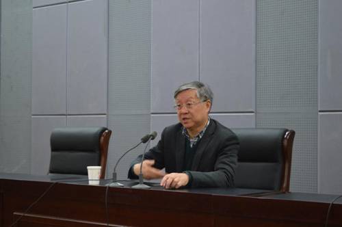 莫砺锋教授在做报告